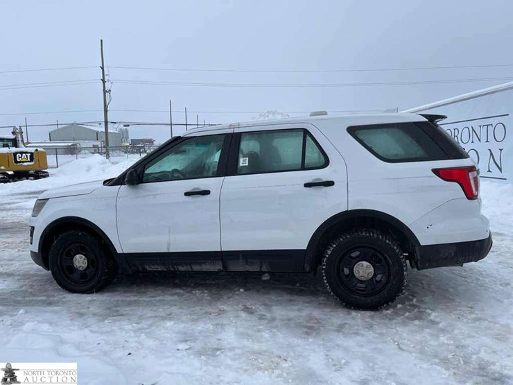 2017-ford-explorer-image-13