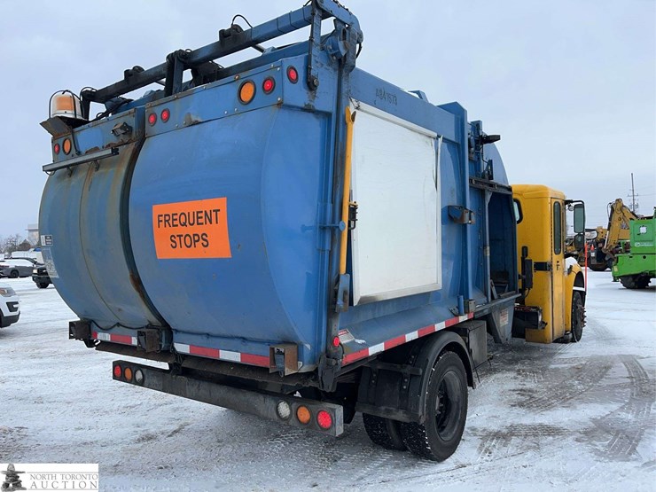 2018-freightliner-m2-106-image-3