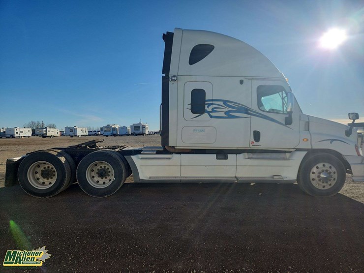 2009-freightliner-cascadia-t/a-sleeper-tractor-image-8