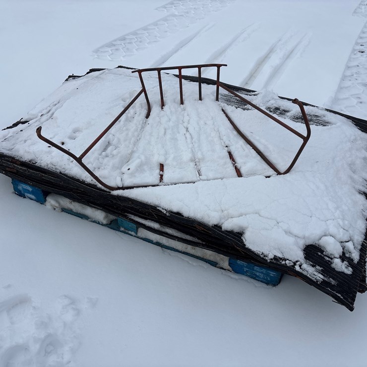 #6503 • E1. Hay rack and mats