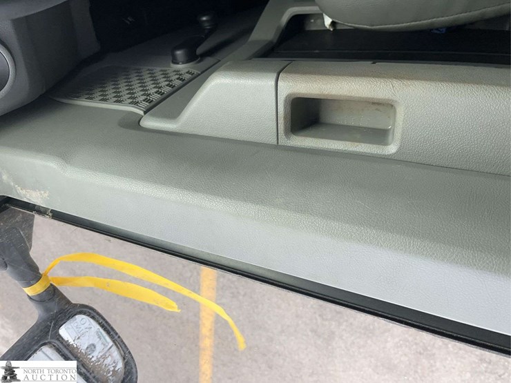 2014-ford-cargo-image-26