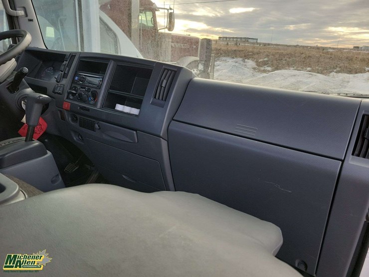 2017-isuzu-npr-image-17