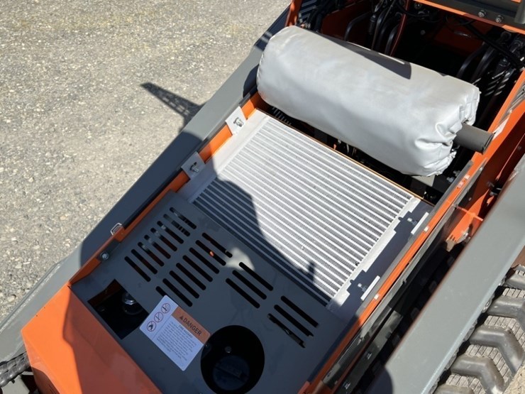 2025-hurricane-hrc700-mini-compact-track-loader-image-9