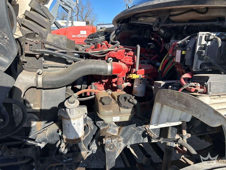 2013-freightliner-m2-bucket-truck-image-8