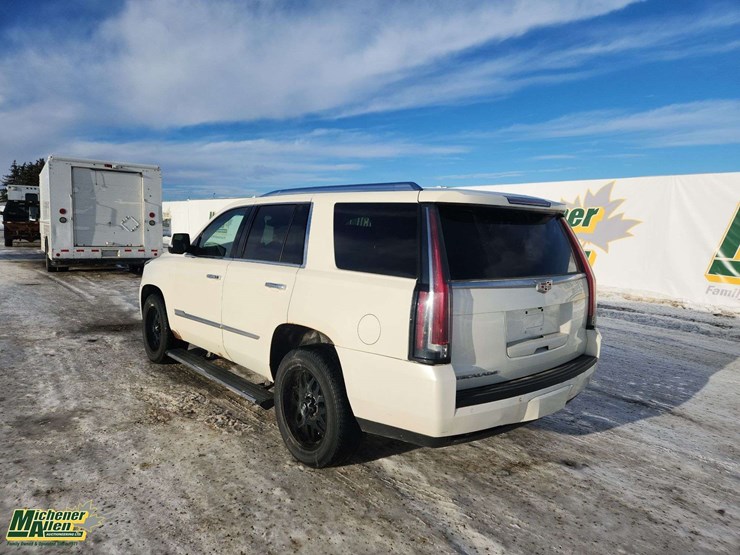 2015-cadillac-escalade-image-3