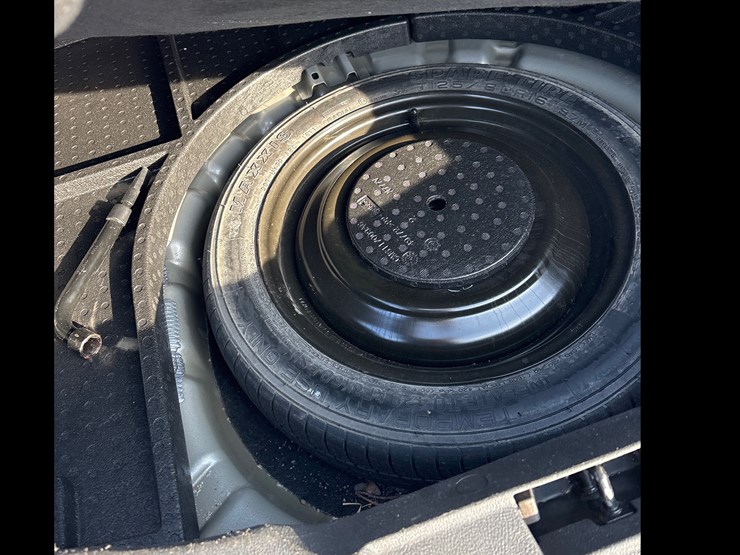 #1110-•-2012-ford-focus-passenger-car-image-17