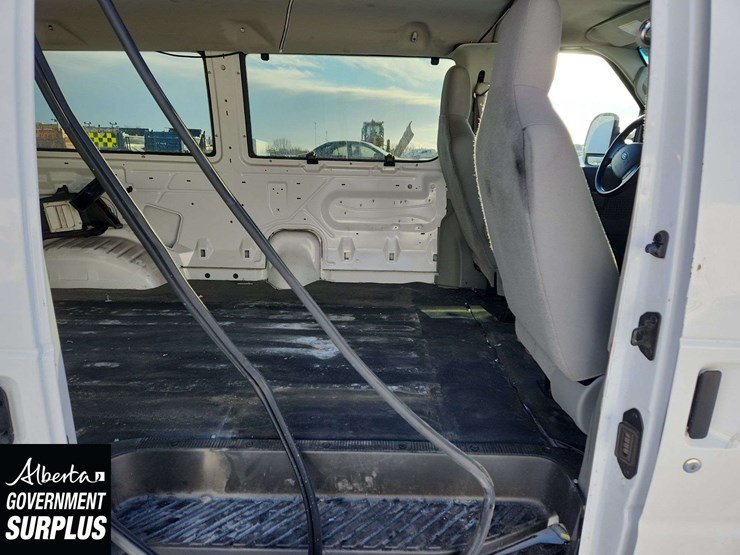 2014-ford-cargo-image-18