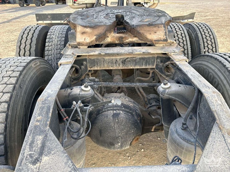 2017-peterbilt-567-image-22