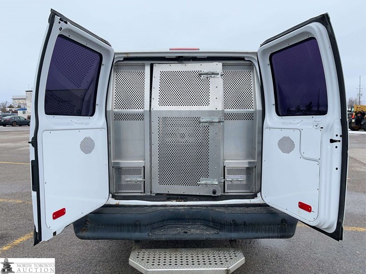 2014-ford-cargo-image-29