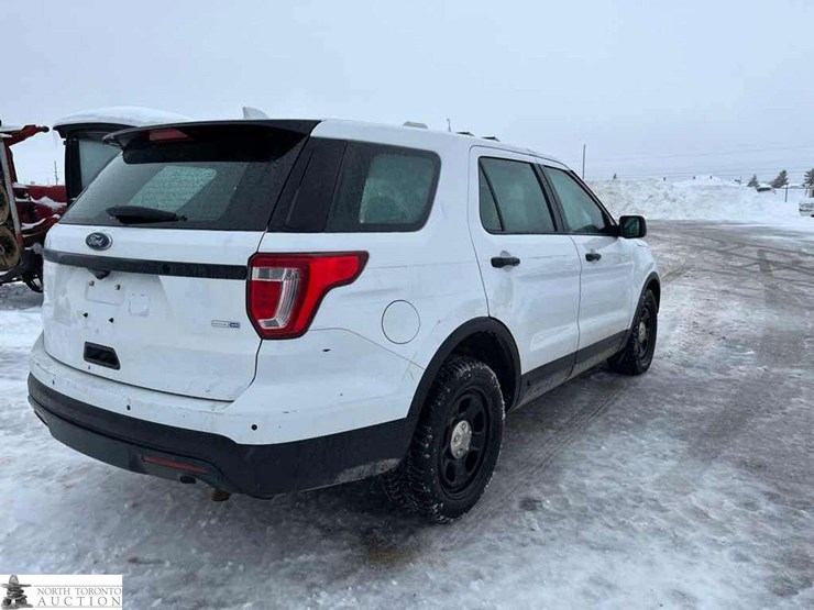 2017-ford-explorer-image-11