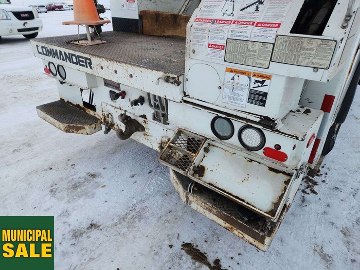 2016-freightliner-m2-106-image-36