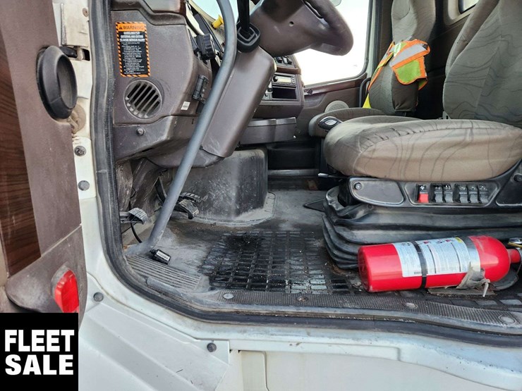 2015-volvo-vnl-t/a-day-cab-tractor-image-22