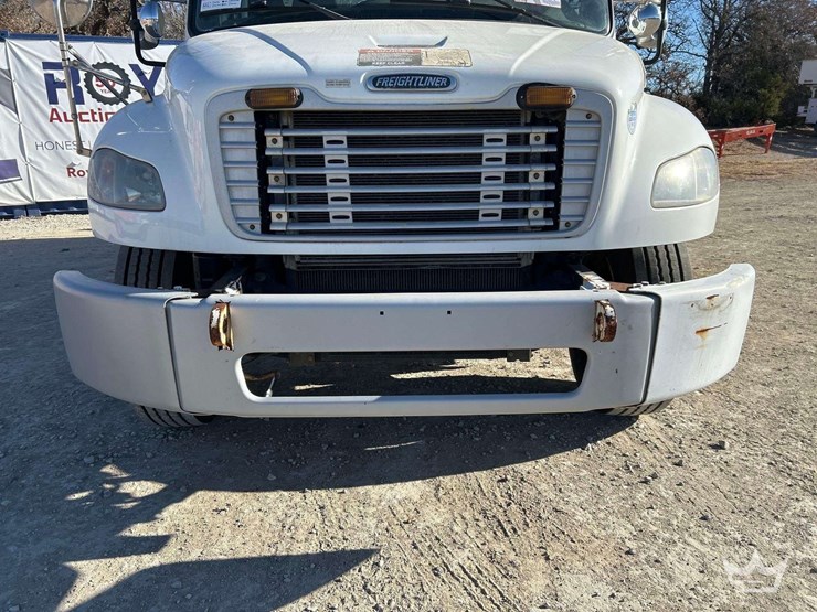 2013-freightliner-m2-bucket-truck-image-40