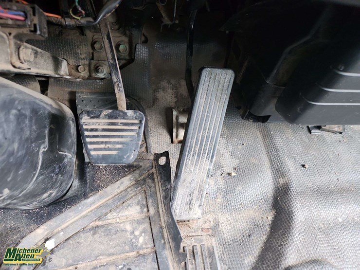 2004-gmc-w5500-image-23