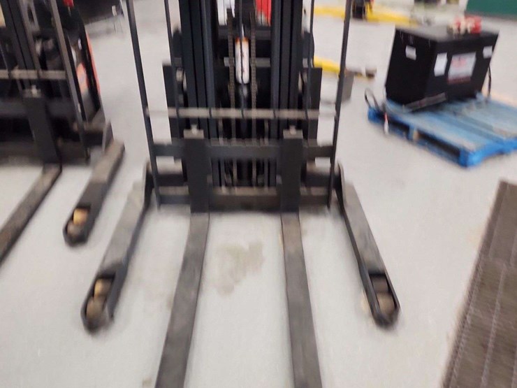 linde-electric-forklift-and-charger-non-operable-linde-wes40-02-4000-lbs-lbs-forklift-image-4