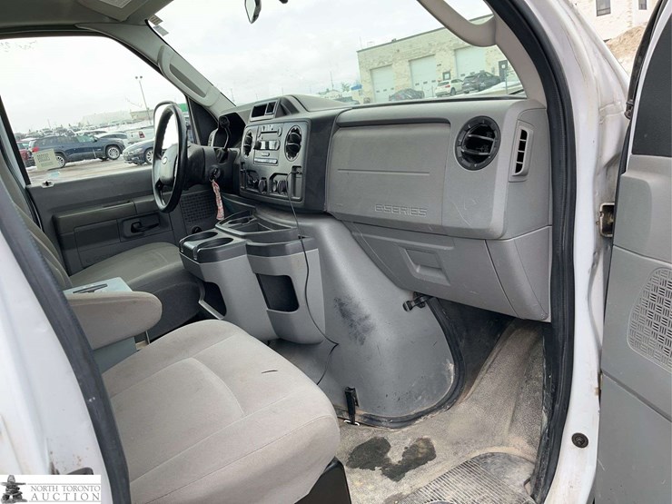 2013-ford-cargo-image-28