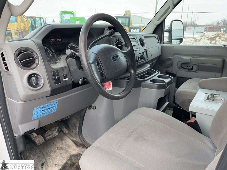 2013-ford-cargo-image-25