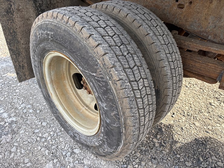 #1113-•-2004-gmc-sierra-pickup-truck-image-7