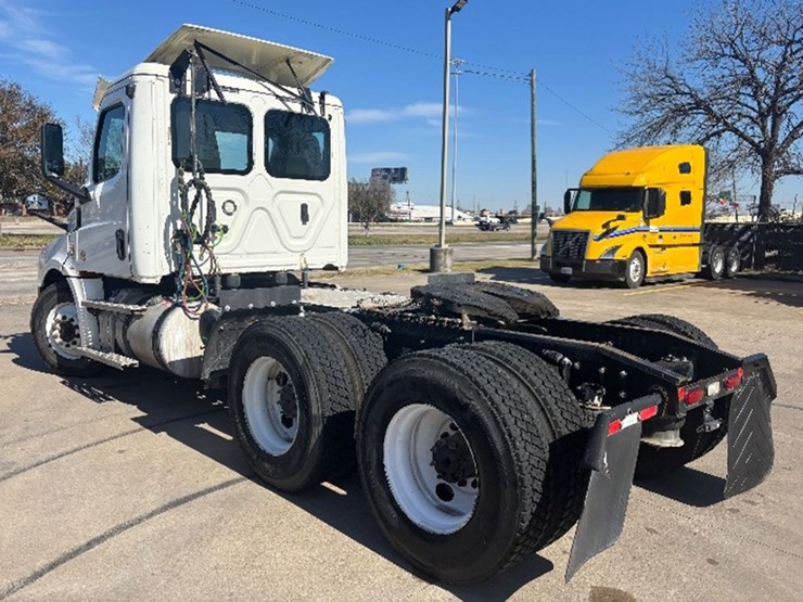2020-freightliner-cascadia-126-image-2