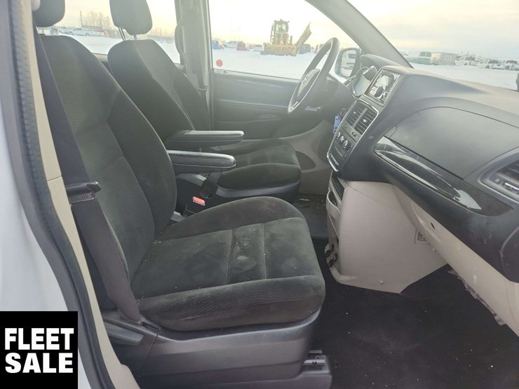 2015-dodge-grand-caravan-image-25