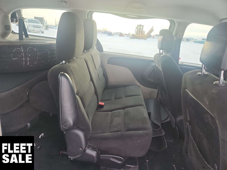 2015-dodge-grand-caravan-image-24