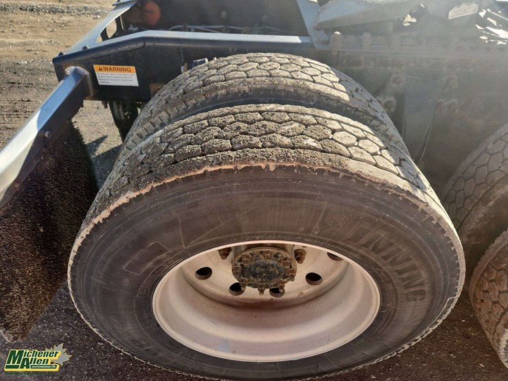 2009-freightliner-cascadia-t/a-sleeper-tractor-image-13