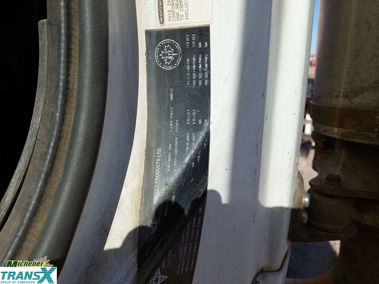 2005-freightliner-m2-106-image-18