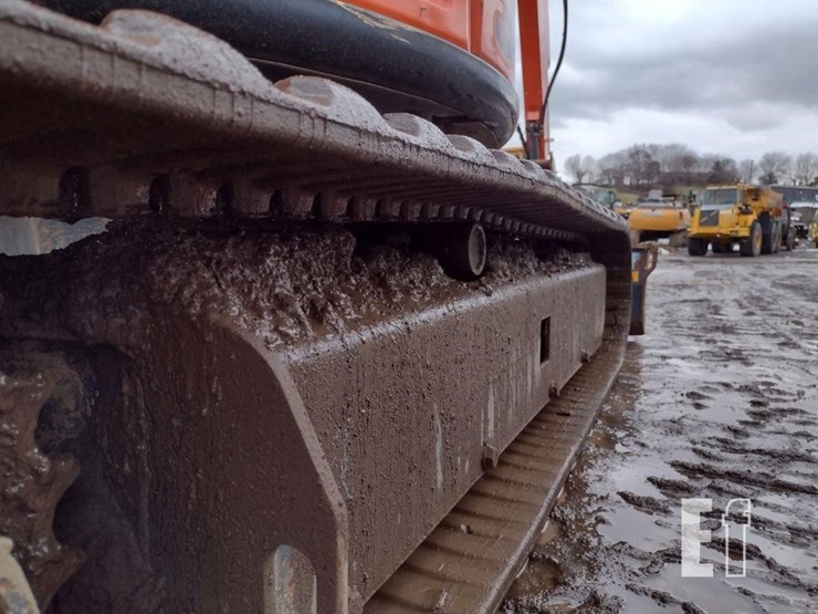 2014-hitachi-zx35u-image-38