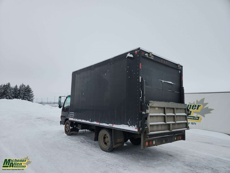 2004-gmc-w5500-image-3