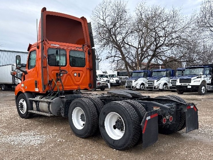 2019-freightliner-cascadia-116-image-2