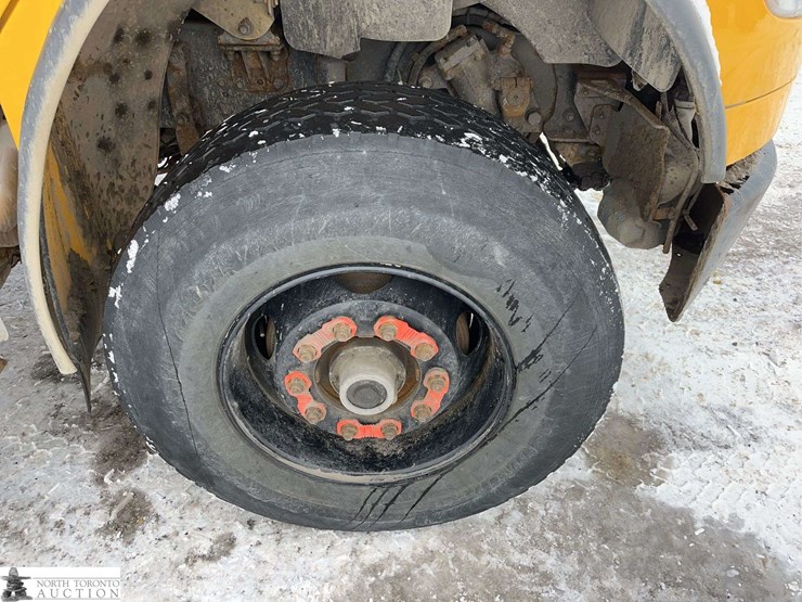 2016-freightliner-m2-106-image-9