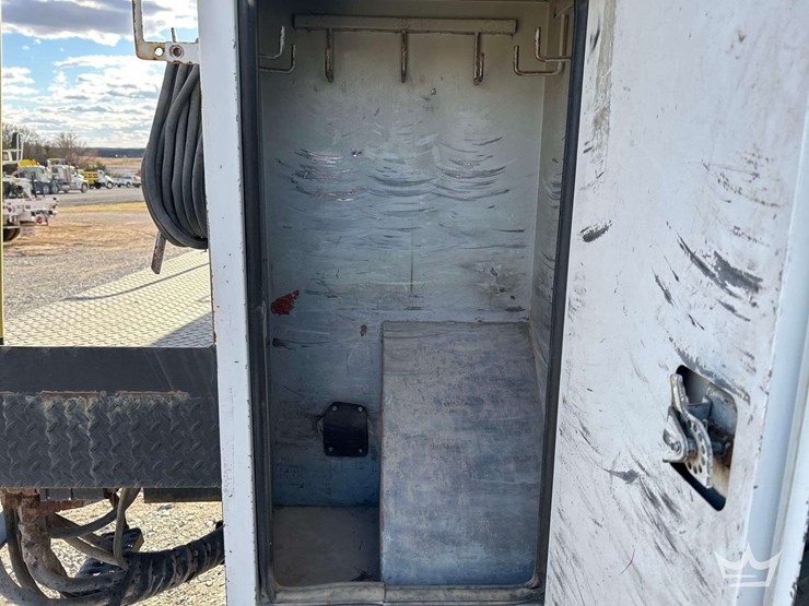 2006-freightliner-m2-bucket-truck-image-27