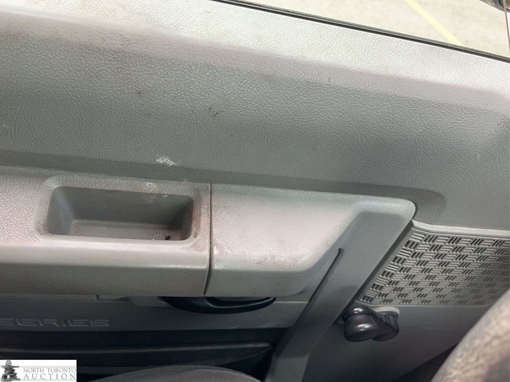 2013-ford-cargo-image-22