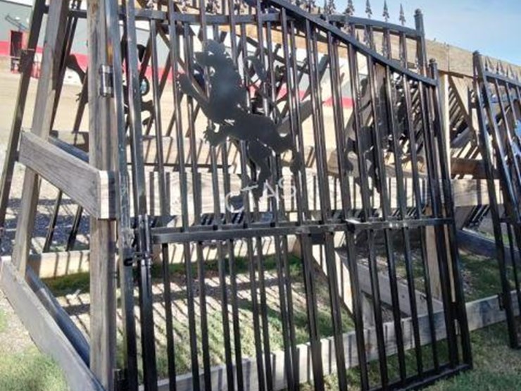 #17-•-bi-parting-iron-gate-w/-lion-motif---4.2m-image-3