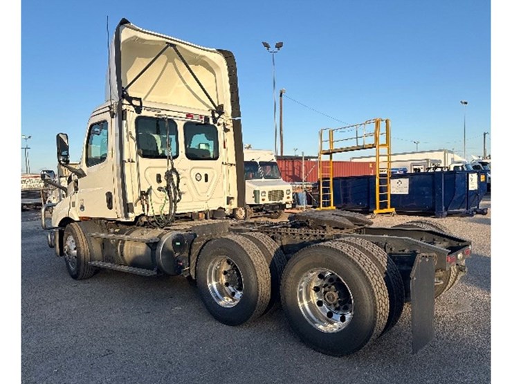 2019-freightliner-cascadia-116-image-2