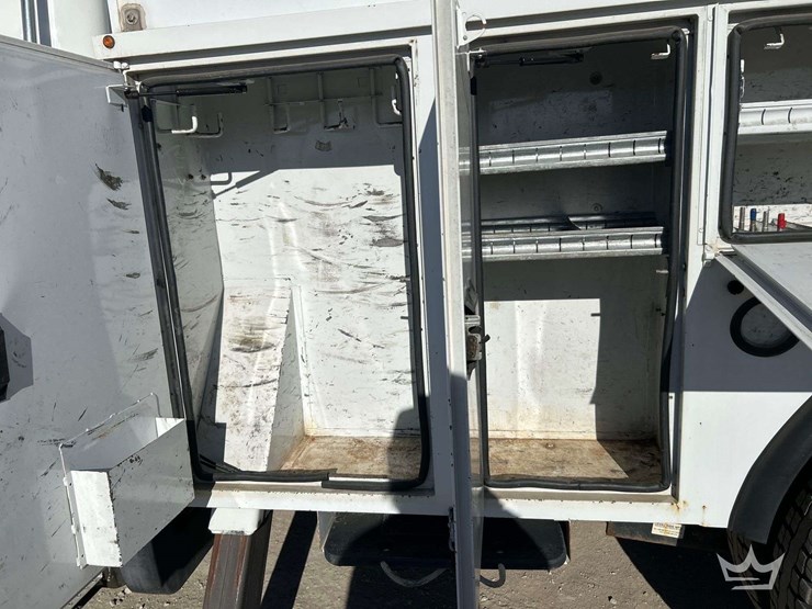 2013-freightliner-m2-bucket-truck-image-21