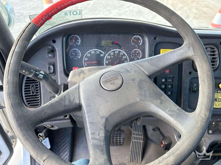 2006-freightliner-m2-bucket-truck-image-15