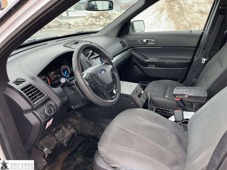 2018-ford-explorer-image-27