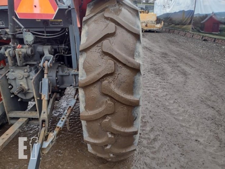 10-kubota-m108-tractor-image-17