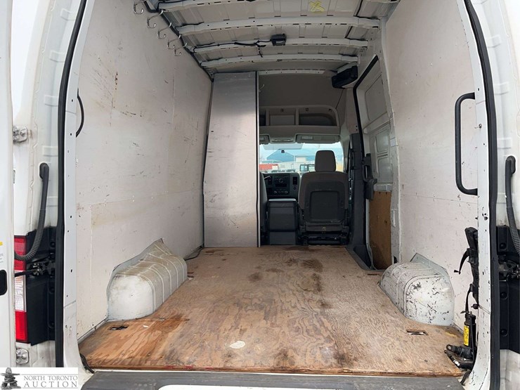 2012-nissan-nv2500hd-image-31