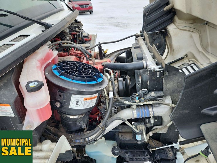 2016-freightliner-m2-106-image-25