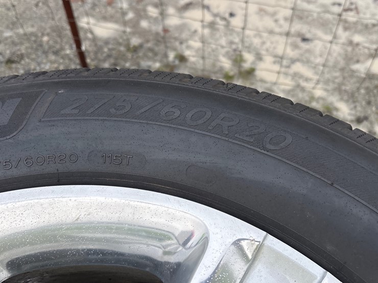 #6514-•-e1.-(4)-michellin-275/60r20-tires-on-rims-image-3