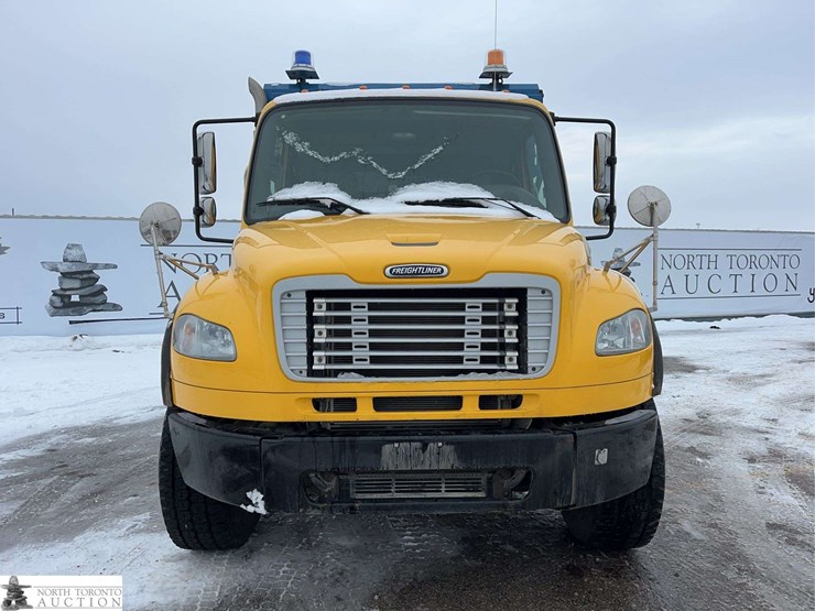 2011-freightliner-m2-106-image-5