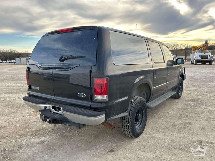 2005-ford-excursion-image-3