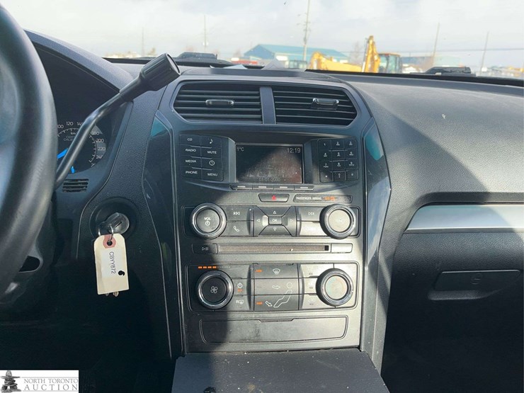 2017-ford-explorer-image-17