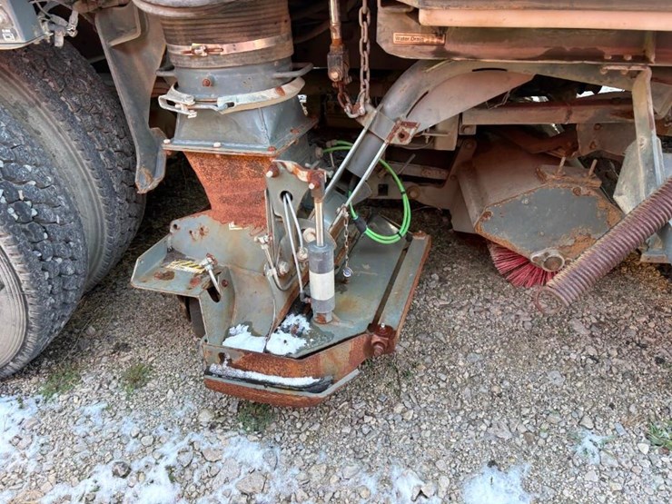 2008-freightliner-m2-106-image-3