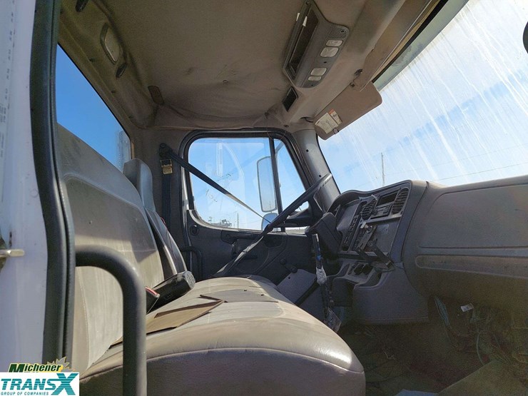 2005-freightliner-m2-106-image-15