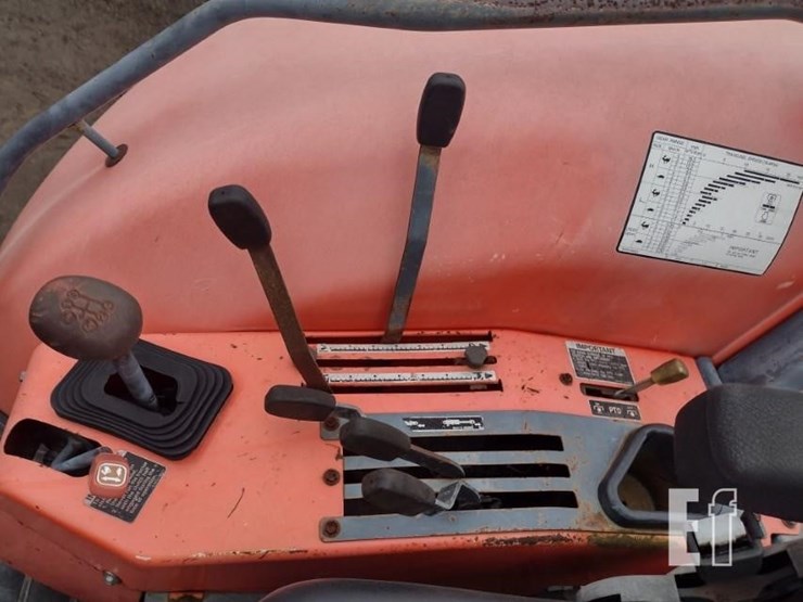 10-kubota-m108-tractor-image-9