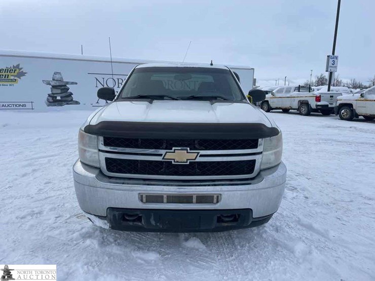 2011-chevrolet-k2500-image-3