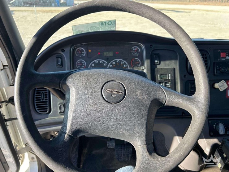 2013-freightliner-m2-bucket-truck-image-14